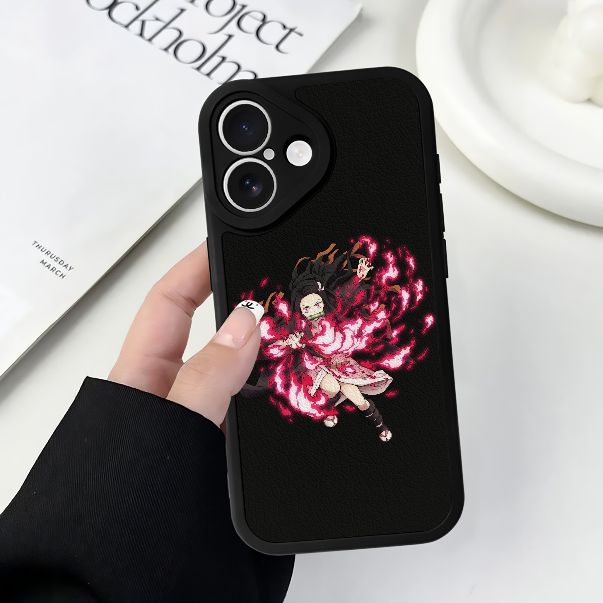 （画像用） 鬼滅の刃（きめつのやいば）竈門 禰󠄀豆子／かまど ねずこ Kamado Nezuko 【iPhone 16シリーズ対応】シリコンスマホケース（レザー調） 材質：シリコン